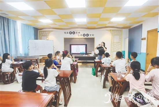 今年暑假公益艺术培训班开设恩平民歌童谣课程，吸引不少青少年报名学唱。