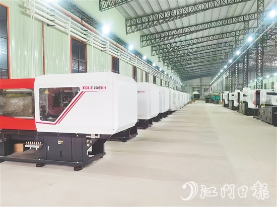 金鸡镇工业园北部片区引进5个重点产业项目，总投资约20亿元，涵盖智能家居制造、磨料磨具制造等领域，初步形成产业集聚效应。图为项目之一开平市圣祥智能家居有限公司的生产车间。