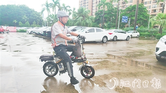从跑长途运输到做代驾司机,许凯最珍惜的是“能顾家”。 从跑长途运输到做代驾司机,许凯最珍惜的是“能顾家”。