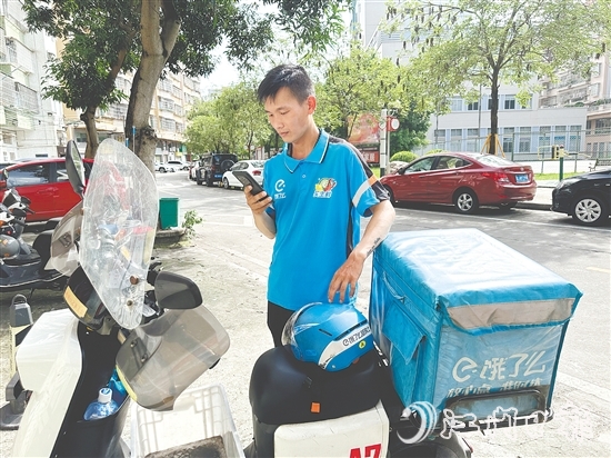7年的骑手生涯,让黄锦文成了开平街头的“活地图”。 7年的骑手生涯,让黄锦文成了开平街头的“活地图”。