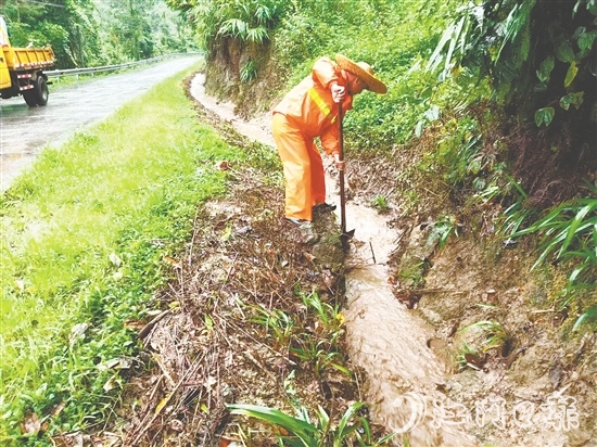 道路养护人员清理被泥沙落叶堵塞的边沟涵洞,确保雨水快速排走。 道路养护人员清理被泥沙落叶堵塞的边沟涵洞,确保雨水快速排走。