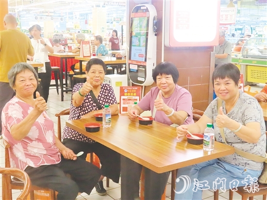 长者们点赞养生汤。 长者们点赞养生汤。