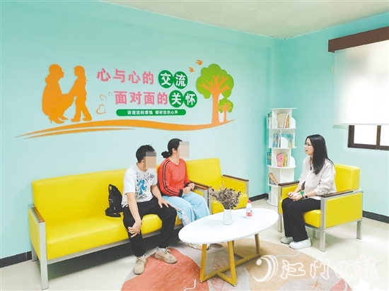 专家正在与亲子家庭面对面沟通,了解亲子关系实际情况。 专家正在与亲子家庭面对面沟通,了解亲子关系实际情况。