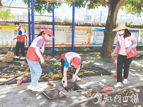 党员教师们打扫卫生死角。 党员教师们打扫卫生死角。