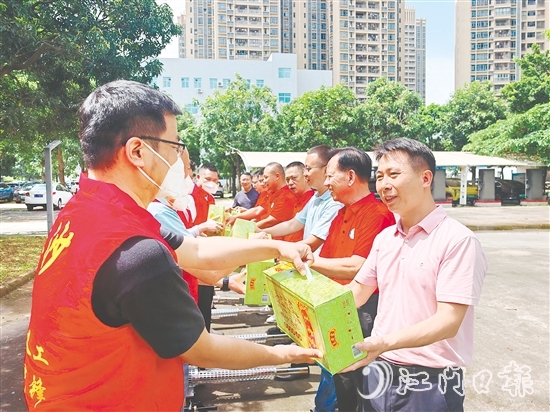 长沙商会为工作人员送上清凉饮料。 长沙商会为工作人员送上清凉饮料。