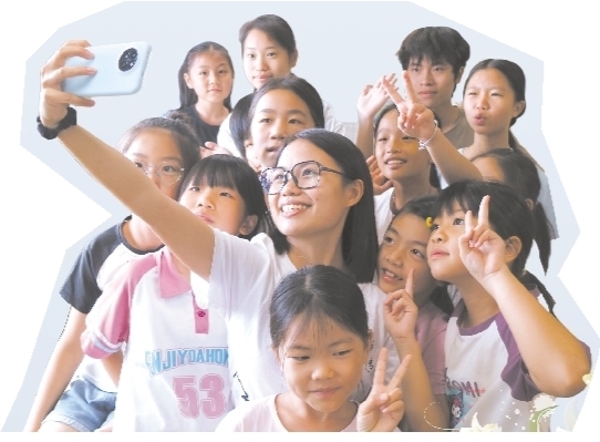 队员们和学生其乐融融。 队员们和学生其乐融融。