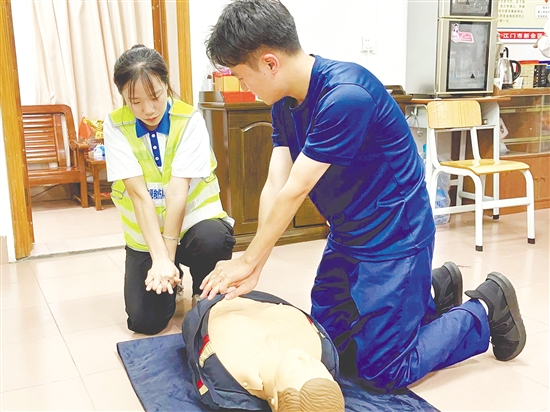 消防员参与心肺复苏实训。 消防员参与心肺复苏实训。