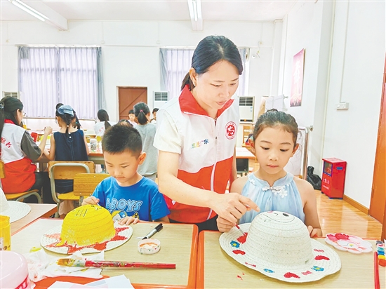 在月山镇新时代文明实践所,孩子们在志愿者的悉心指导下,将普通的日常用品变为艺术作品。 在月山镇新时代文明实践所,孩子们在志愿者的悉心指导下,将普通的日常用品变为艺术作品。