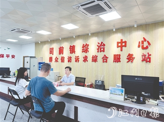 石政国在司前镇综治中心接访群众。