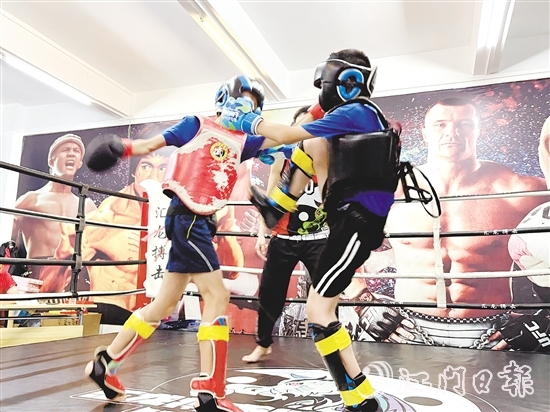 运动员敢打敢拼，展现出良好的竞技状态和精神风貌。