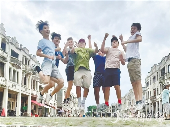 华裔青少年在端芬镇梅家大院开心地合影留念。