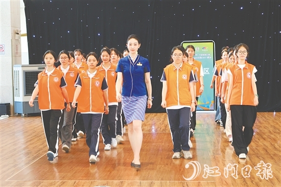 为确保服务质量，全体志愿者参与岗前培训，涵盖排球赛事通识、基本礼仪、岗位操作规范及场地动线熟悉。