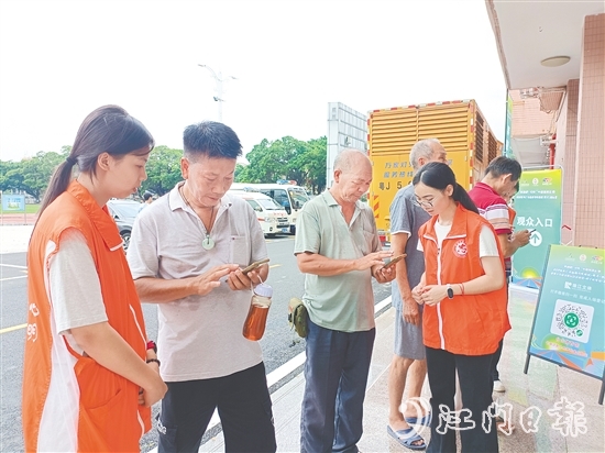 志愿者在赛场入口引导观众入场，耐心解答疑问。