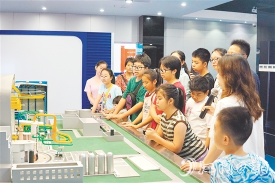 在核电科普展厅，核电站模型、互动装置和图文展板吸引了大家的目光。