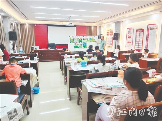 公益学堂为孩子们开设绘画课程。 公益学堂为孩子们开设绘画课程。