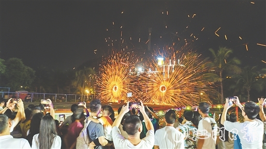 下川岛夏季嘉年华以“美食+娱乐+文化”为核心,每周三、五、六、日推出不同主题的活动。 下川岛夏季嘉年华以“美食+娱乐+文化”为核心,每周三、五、六、日推出不同主题的活动。