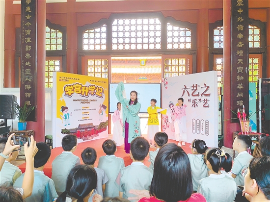 专业老师现场演示粤剧的水袖轻扬、花枪翻飞。