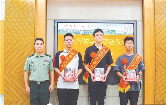 军校新学员们获赠书籍和学习笔记本。 军校新学员们获赠书籍和学习笔记本。