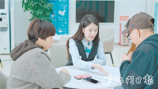 农行工作人员为客户提供服务。 农行工作人员为客户提供服务。