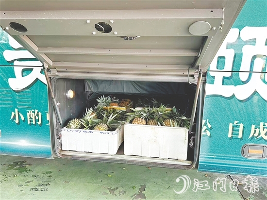 “客货邮融合”利用公交车行李箱“顺路带货”，为农户提供农产品小批量订单运输服务。