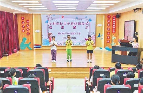 沙坪街道楼冲小学在“乡村学校少年宫”活动中开设传统文化类课程，悠扬笛声浸润学生心灵。