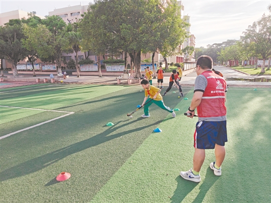 为了让学生在暑假期间也能强身健体、提升体育素养，共和镇中心小学有效利用学校场地优势，积极打造多种体育运动类课程，点燃学生的夏日运动激情。