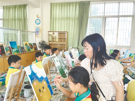 雅瑶镇宝瑶小学结合本地“铁夫文化”开设的油画课程备受学生喜爱。