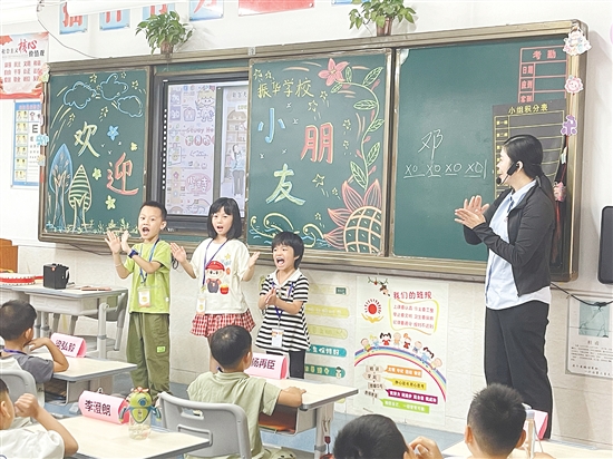 课堂上,教师通过简单易懂的讲解和互动环节,帮助小朋友们快速融入小学校园生活。 课堂上,教师通过简单易懂的讲解和互动环节,帮助小朋友们快速融入小学校园生活。