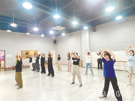 “文明(青年)夜校”让年轻人下班后的时光变得充实又有趣。 “文明(青年)夜校”让年轻人下班后的时光变得充实又有趣。