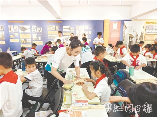 团恩平市委携手“青年大学生突击队”下乡服务,组建充满活力的“官方带娃团”,把“夏日课堂”开设到群众最需要的地方。 团恩平市委携手“青年大学生突击队”下乡服务,组建充满活力的“官方带娃团”,把“夏日课堂”开设到群众最需要的地方。