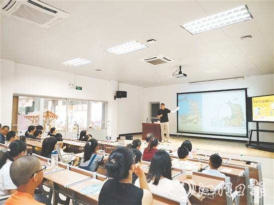 杨大炜借助生动视频与趣味图案为大家解析中国古建筑的特点。