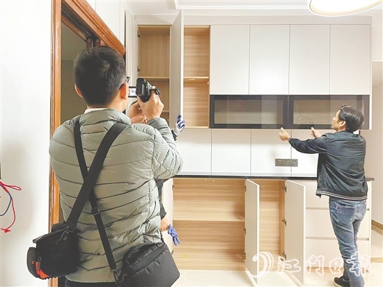 公证处工作人员为某个体户提供证据保全公证服务。 公证处工作人员为某个体户提供证据保全公证服务。