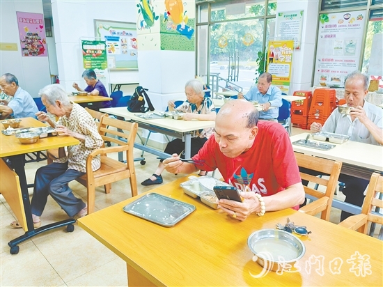 北门社区长者食堂是新会区首批建设的长者食堂之一,每天午餐时间有50多名长者用餐。 北门社区长者食堂是新会区首批建设的长者食堂之一,每天午餐时间有50多名长者用餐。