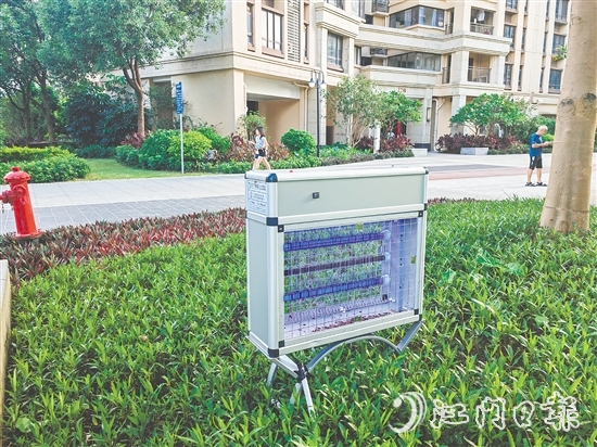 在保利西海岸云海轩，灭蚊灯成为守护小区的“卫士”。