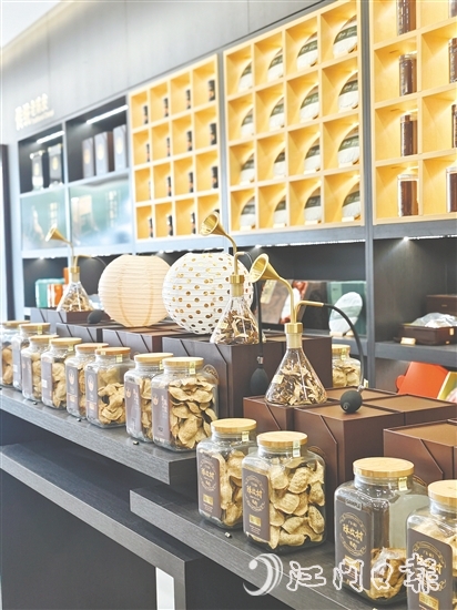 “吴村长”在美国洛杉矶开设旗舰店。