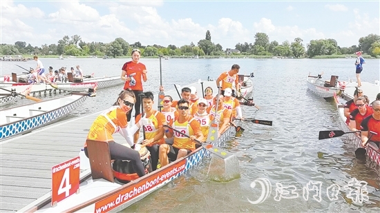 泓达堂带着“陈皮+龙舟”这一独特的文化IP，在多个国际赛场劈波斩浪。