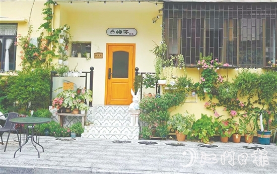 平湖路小区改造后,陆续引入咖啡店、烘焙店等新兴业态。 平湖路小区改造后,陆续引入咖啡店、烘焙店等新兴业态。