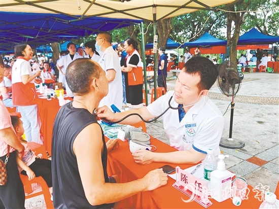 专家为市民提供专业暖心的健康服务,全天共惠及群众800余人次。 专家为市民提供专业暖心的健康服务,全天共惠及群众800余人次。