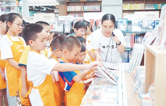 孩子们沉浸式体验图书管理员的日常工作。 孩子们沉浸式体验图书管理员的日常工作。