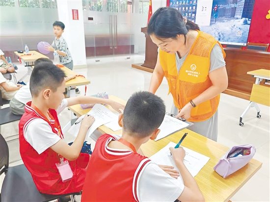 缤纷暑假成长课程受到孩子们的欢迎。 缤纷暑假成长课程受到孩子们的欢迎。