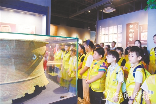 侨童们在恩平市博物馆了解恩平悠久厚重的历史文化。 侨童们在恩平市博物馆了解恩平悠久厚重的历史文化。