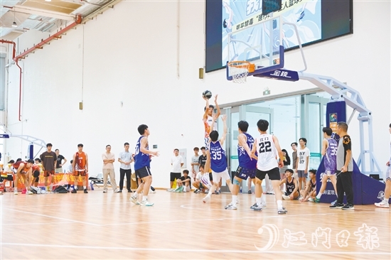 2025恩平禁毒三人篮球赛上,运动员们以“篮”不住的激情传达着对健康无毒生活的热爱。 2025恩平禁毒三人篮球赛上,运动员们以“篮”不住的激情传达着对健康无毒生活的热爱。