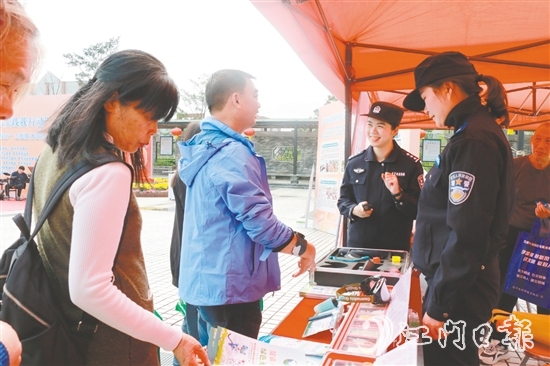 禁毒宣传摊位上,民警为群众答疑解惑。 禁毒宣传摊位上,民警为群众答疑解惑。