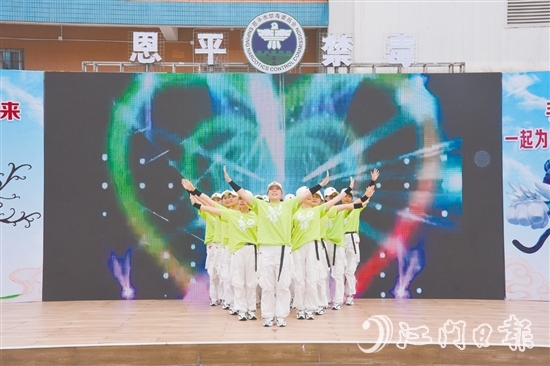 恩平市禁毒部门通过“健身+禁毒”的创新形式,将禁毒宣传融入健身活动、体育赛事。 恩平市禁毒部门通过“健身+禁毒”的创新形式,将禁毒宣传融入健身活动、体育赛事。