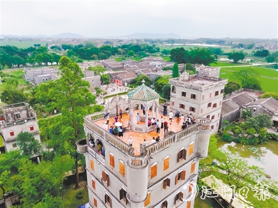 影视拍摄取景地自力村碉楼群吸引众多游客前往游玩。 影视拍摄取景地自力村碉楼群吸引众多游客前往游玩。