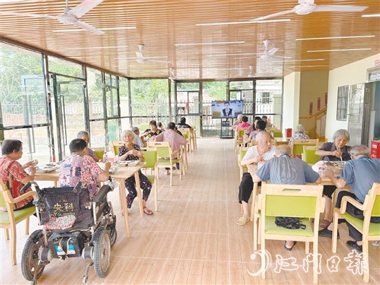 长者饭堂是马冈镇综合养老服务中心最热闹的地方。每到中午，饭香飘满整个大厅。