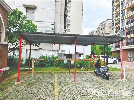 有了集中充电点，群众停车更规范了。