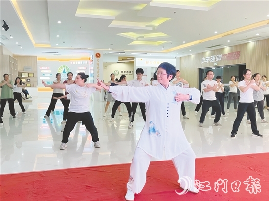 八段锦、健身操、瑜伽等健身课程成为青年的“新宠”。