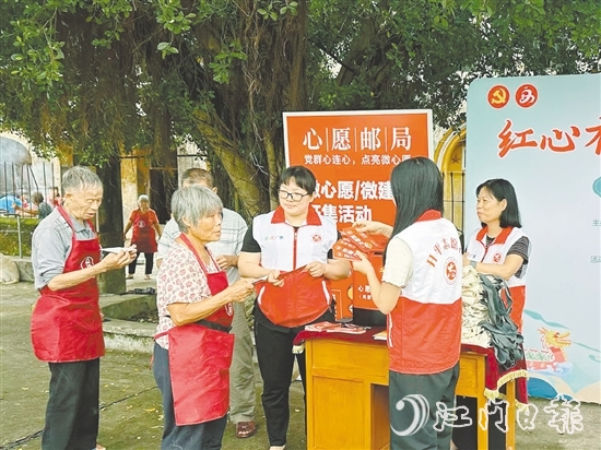 群众到“心愿邮局”投递“心愿卡”。 群众到“心愿邮局”投递“心愿卡”。