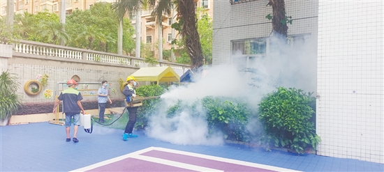 学校在暑期开展灭蚊工作。 学校在暑期开展灭蚊工作。
